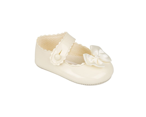 Baypods Patent Pre-walker Shoes With Bow Ivory